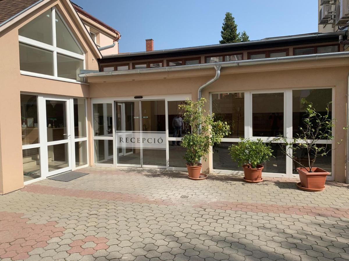 Oazis Hotel*** Надьканижа Экстерьер фото