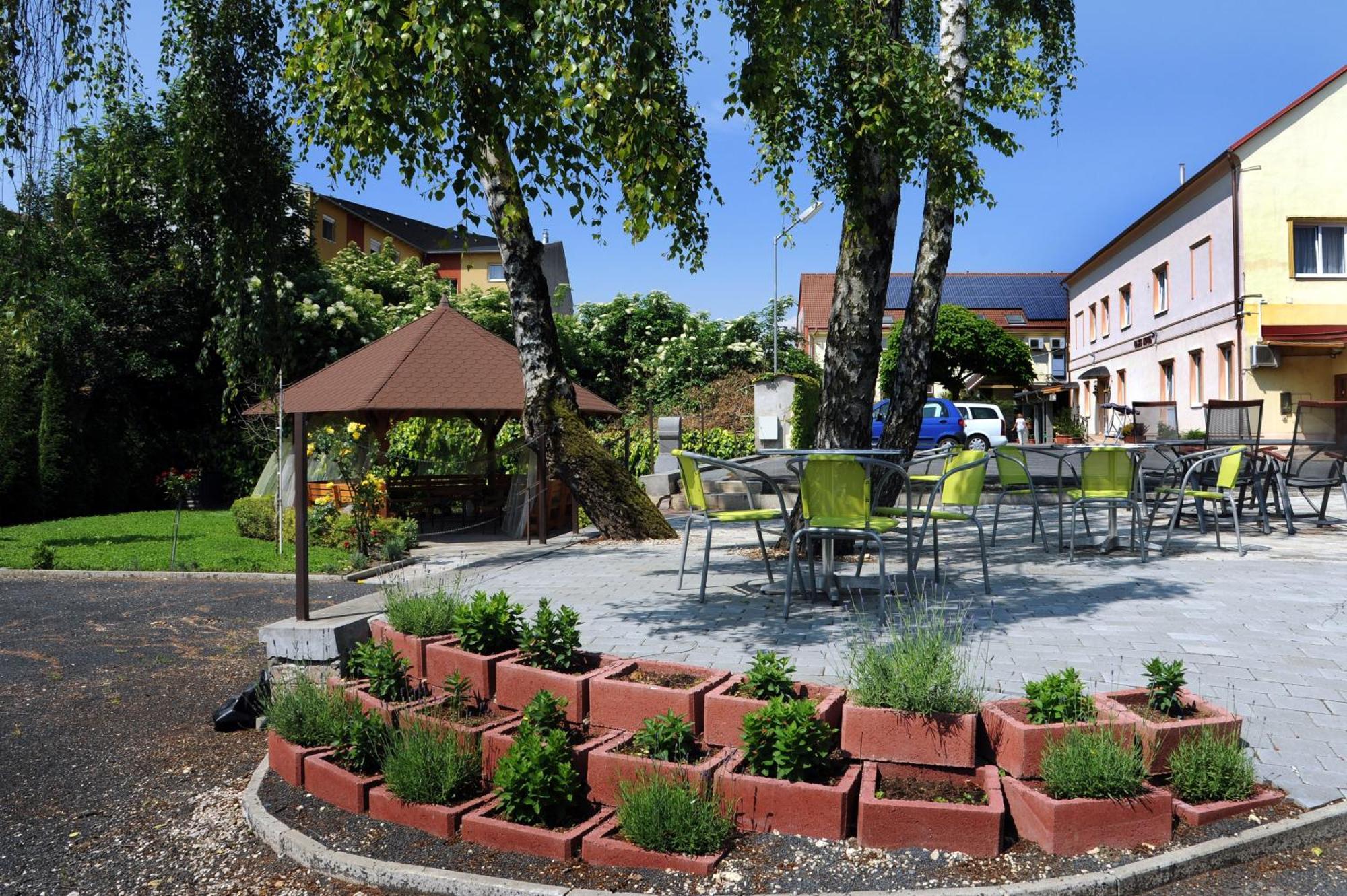 Oazis Hotel*** Надьканижа Экстерьер фото